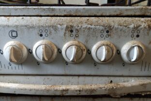 špinavé gombíky na sporáku