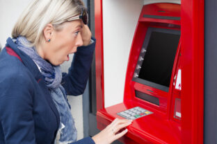 Čo robiť, keď bankomat zje vašu kartu