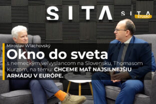 Thomas Kurz, nemecký veľvyslanec pre Slovensko v rozhovore s Miroslavom Wlachovským počas nahrávania video podcastu v štúdiu SITA.