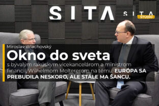 Wilhelm Molterer v rozhvoore s Miroslavom Wlachovským počas nahrávania novej epizódy video podcastu Okno do sveta v Štúdiu SITA.