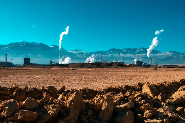 Z komínov do pôdy. Ako sa uhlík mení na zbraň proti klimatickej kríze?