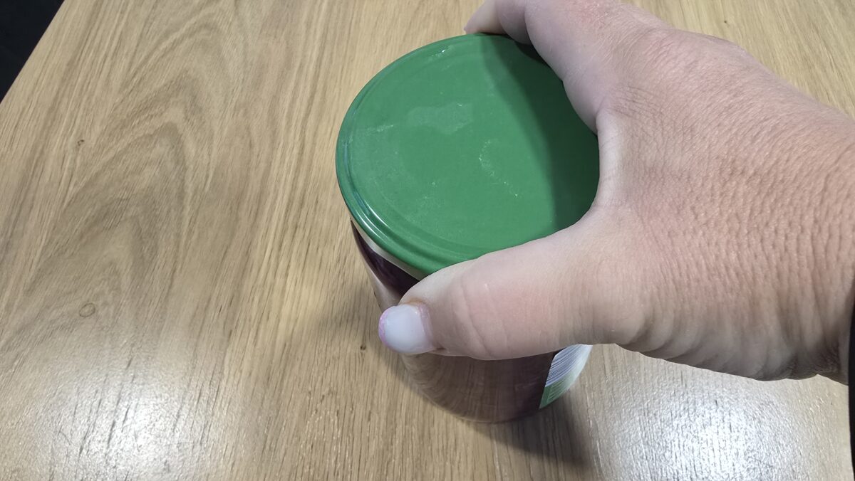 Šikovný trik, vďaka ktorému ľahko otvoríte každú zaváraninu