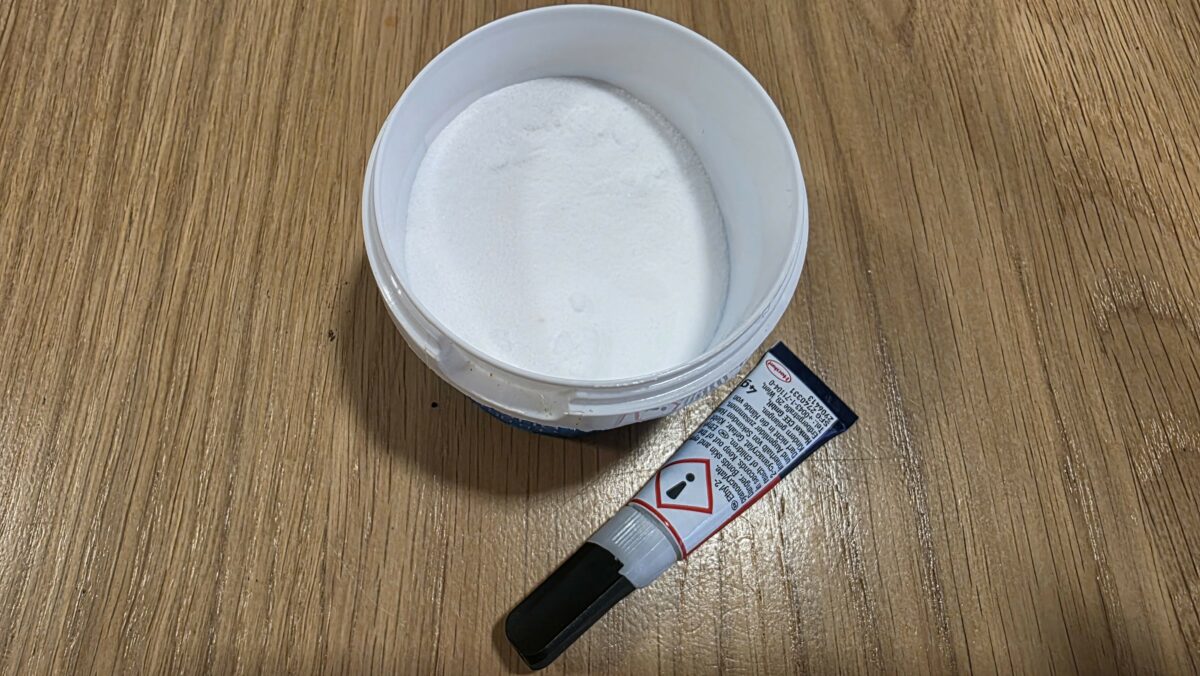 sekundové lepidlo a jedlá sóda
