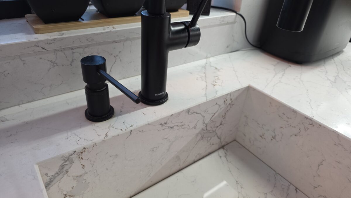 zabudovaný dávkovač na saponát