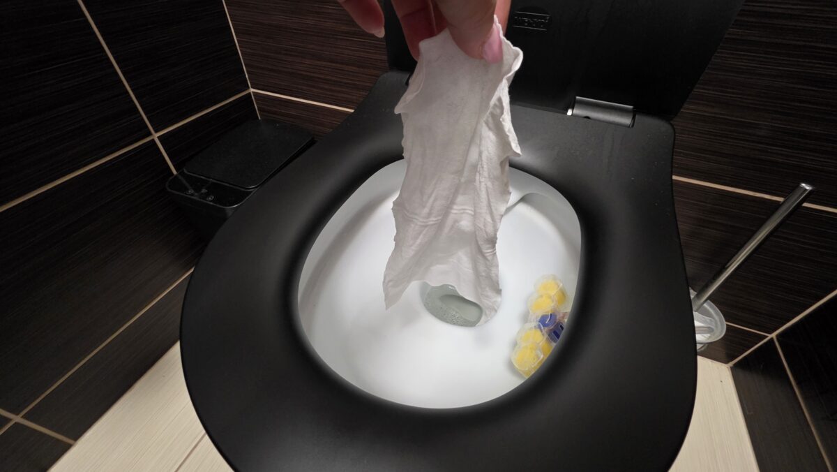 vlhčená servítka hádzaná do toalety