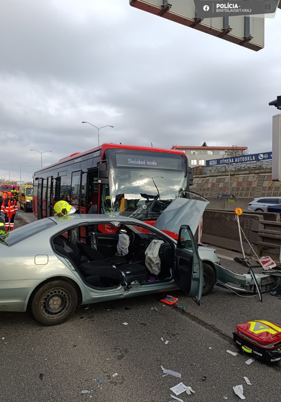 Zrážka autobusu s osobným autom na diaľnici D2 v Bratislave pri zjazde na Patrónku.