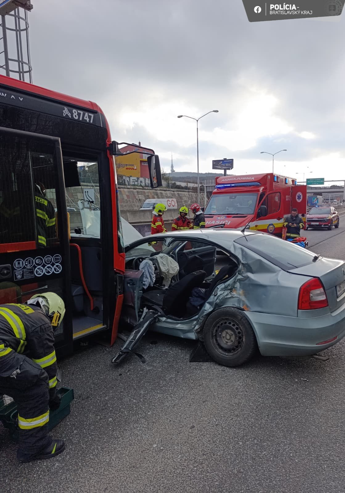 Zrážka autobusu s osobným autom na diaľnici D2 v Bratislave pri zjazde na Patrónku.
