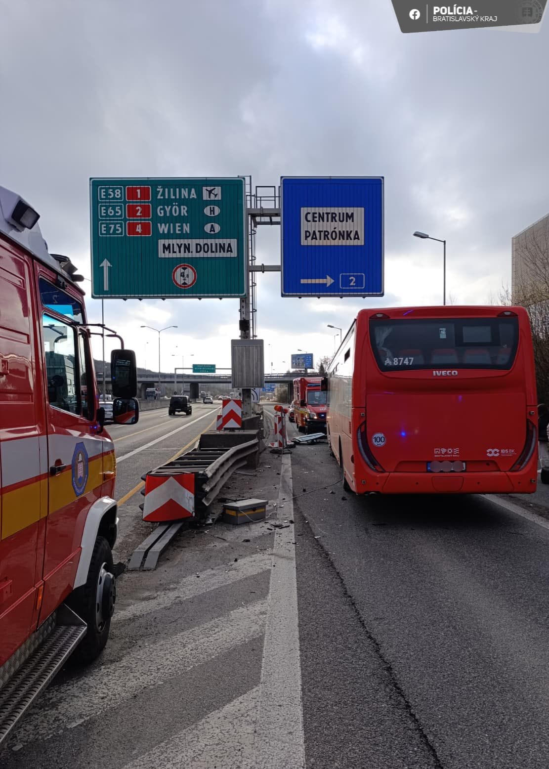 Zrážka autobusu s osobným autom na diaľnici D2 v Bratislave pri zjazde na Patrónku.