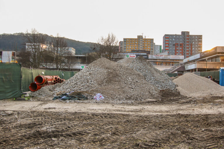 BRATISLAVA: Obnova okolia Domu služieb v Dúbravke