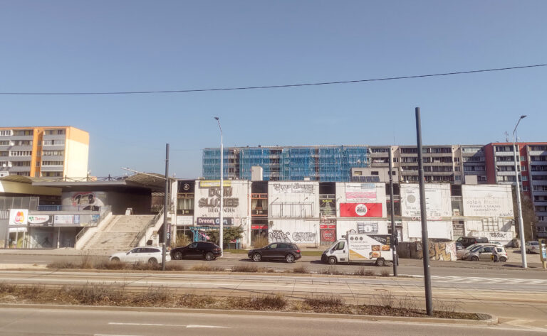 BRATISLAVA: Obnova okolia Domu služieb v Dúbravke