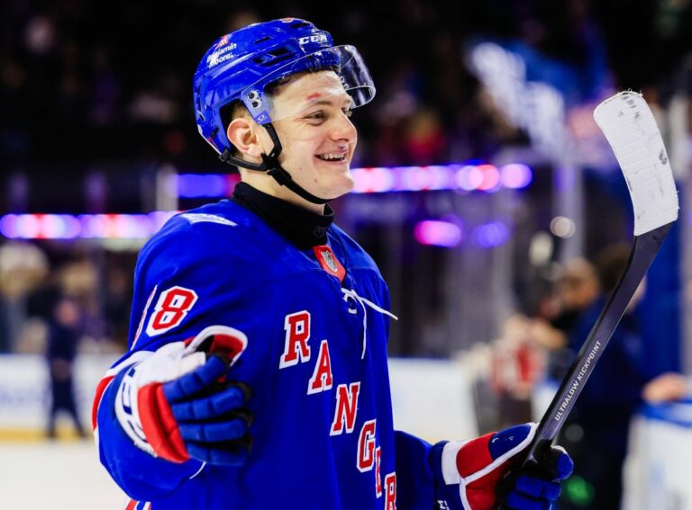 Adam Sýkora v drese tímu New York Rangers.