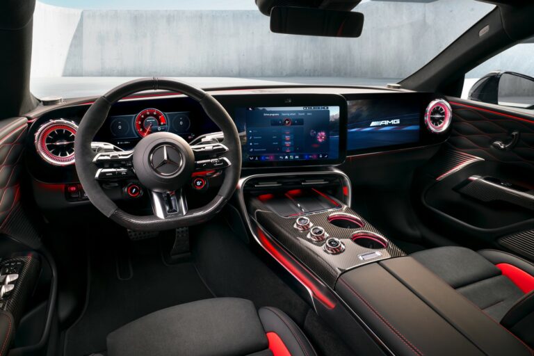 Die Schaltzentrale der Performance: Das Interieur des neuen Mercedes AMG GT 4 Türer CoupésThe control centre of performance: The interior of the new Mercedes AMG GT 4 Door Coupé