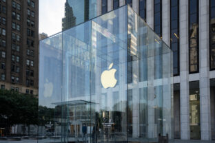 Apple Store so sklenenou architektúrou a logom Apple v centre mesta – ilustračná fotografia k pokute Apple za porušenie sankcií voči Rusku