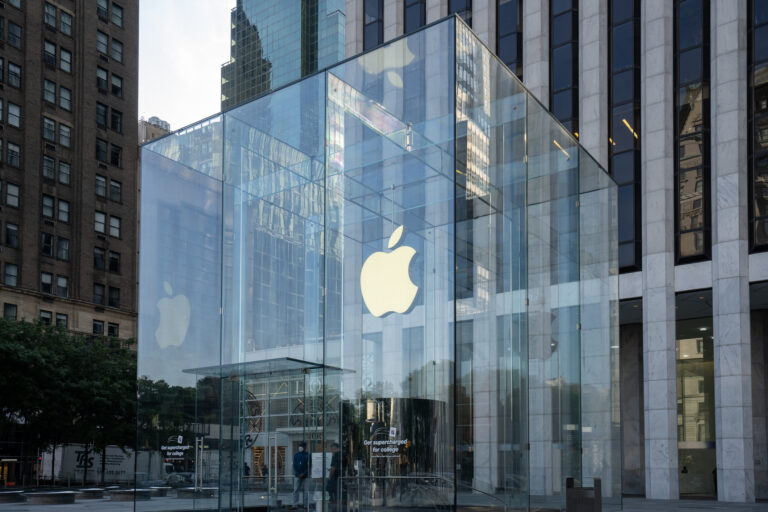 Apple Store so sklenenou architektúrou a logom Apple v centre mesta – ilustračná fotografia k pokute Apple za porušenie sankcií voči Rusku