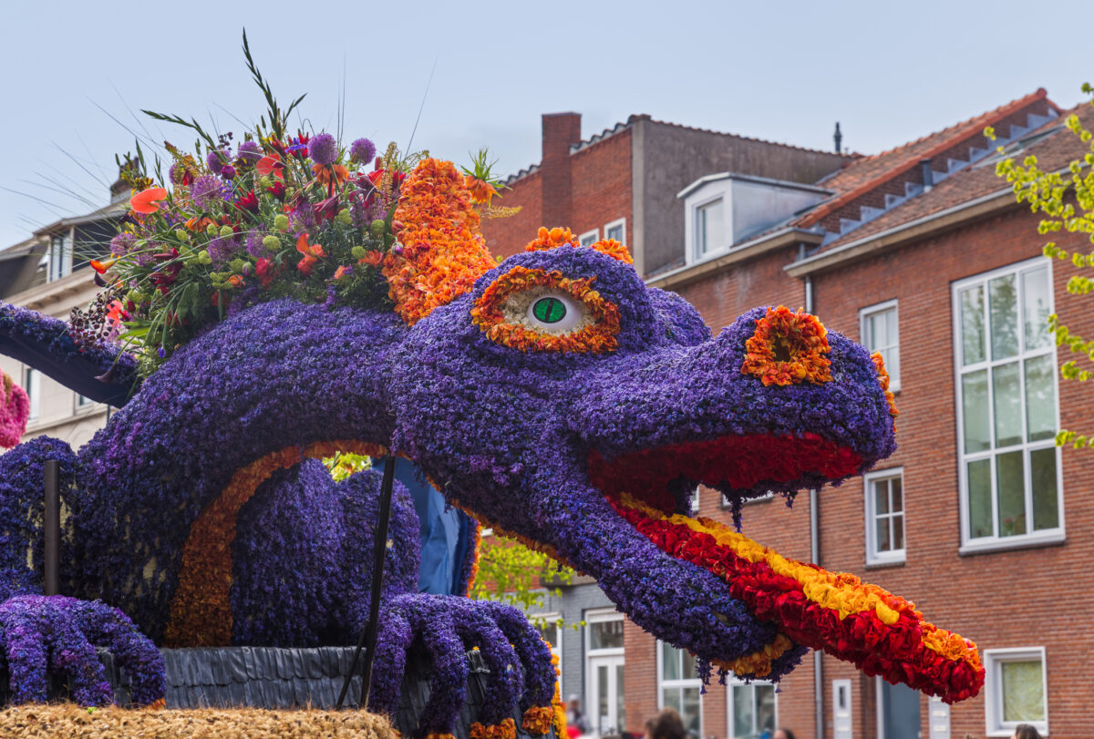 Bloemencorso kvetinový sprievod v Holandsku s alegorickým vozom zdobeným tulipánmi