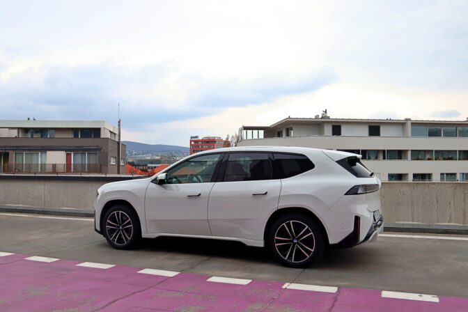Bmw_ix3_05.jpg