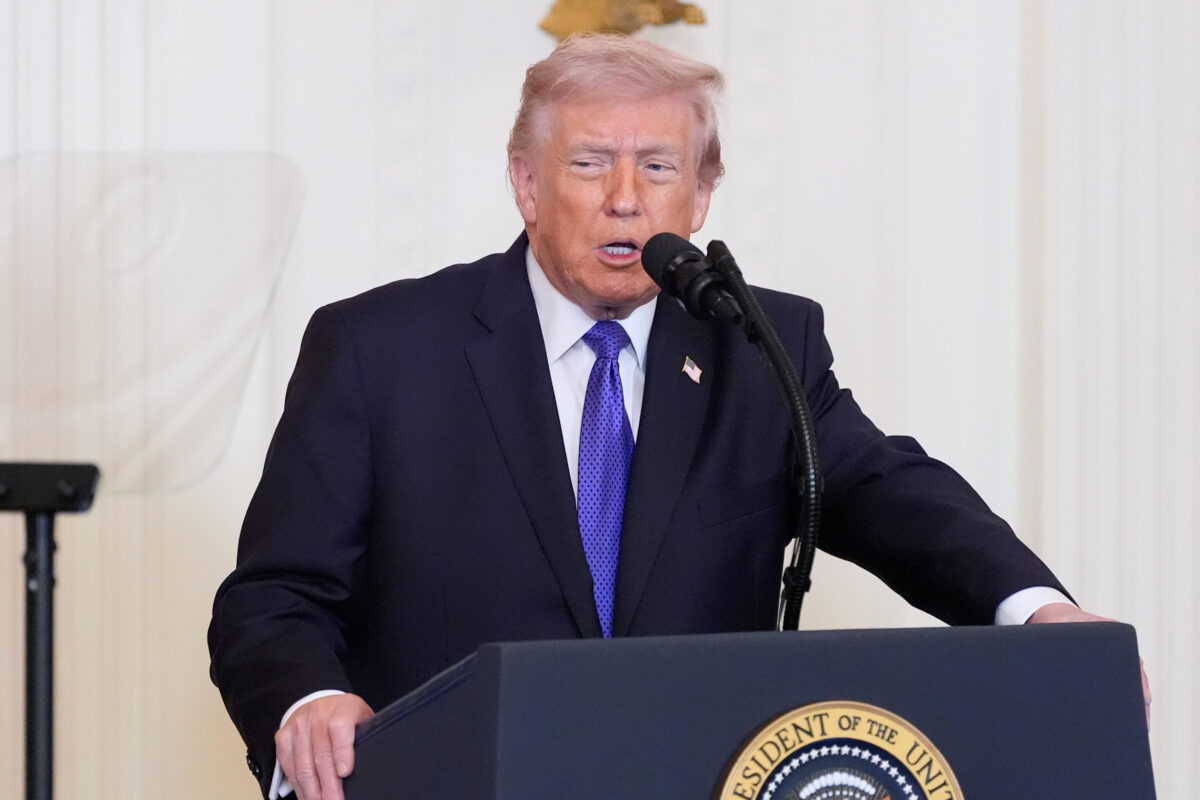 Donald Trump o vojne proti Iránu.