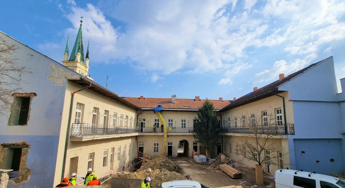 Farska nitra dvor.jpg