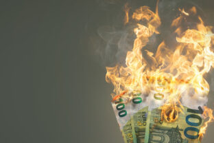 Burning money - 100 Euro banknotes on fire