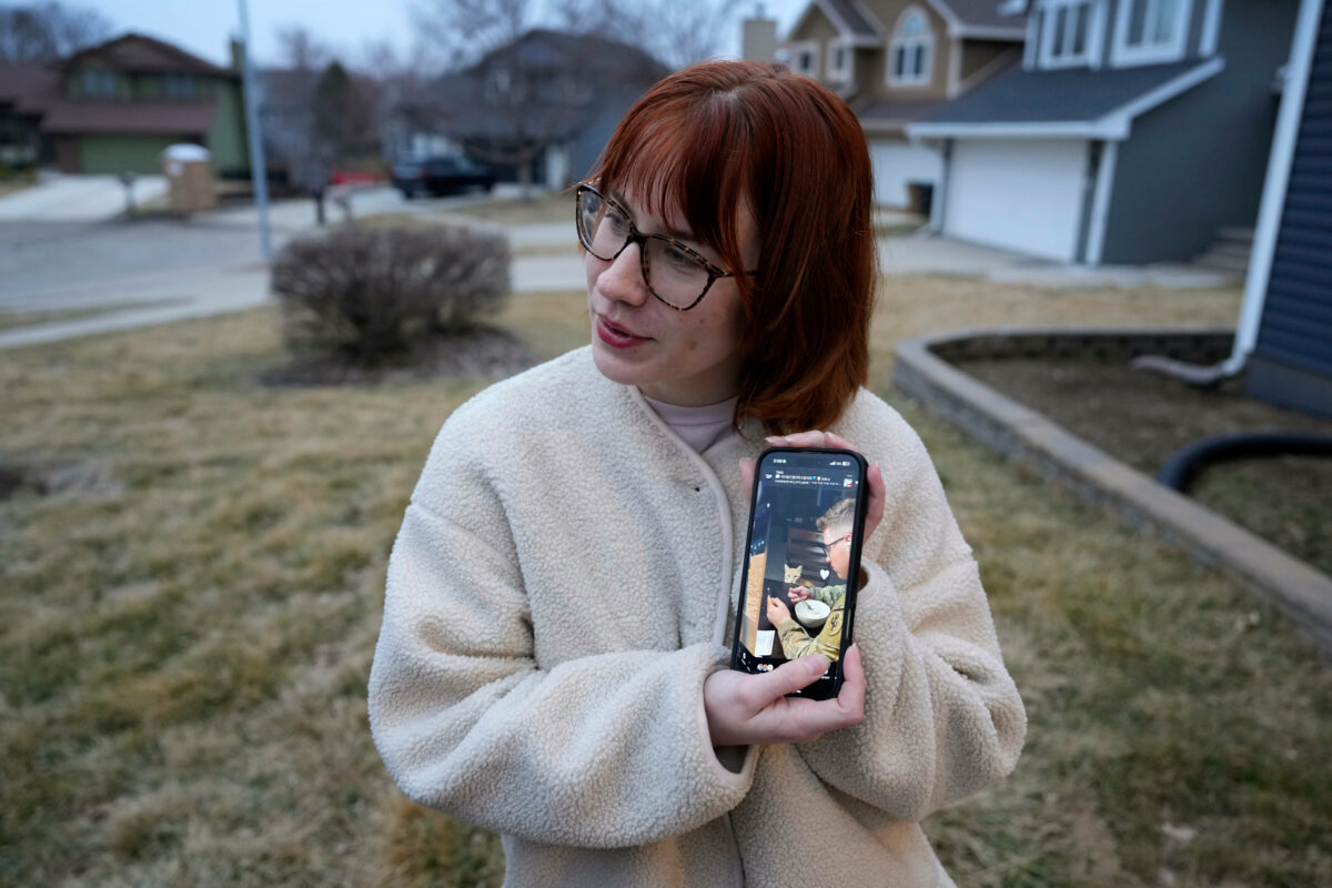 Keira Coady drží fotografiu svojho brata, seržanta Declana Coadyho (20), ktorý zahynul počas americkej akcie 
