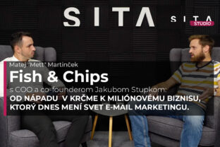 Jakub Stupka v rozhovore s Matejom ,,Mettom" Martinčekom počas nahrávania novej epizódy video podcast Fish & Chips v Štúdiu SITA.