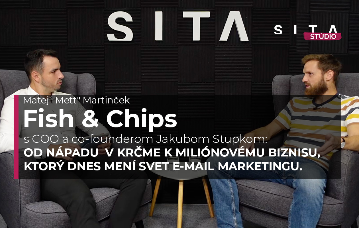 Jakub Stupka v rozhovore s Matejom ,,Mettom" Martinčekom počas nahrávania novej epizódy video podcast Fish & Chips v Štúdiu SITA.