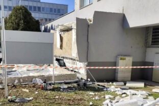 POLÍCIA: Pád prístrešku klientského centra