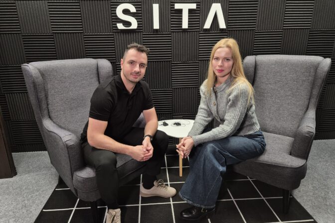 Matej Martinček v štúdiu SITA s letuškou Katarínou Kudláčovou.jpg