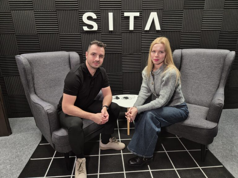Matej Martinček v štúdiu SITA s letuškou Katarínou Kudláčovou.jpg