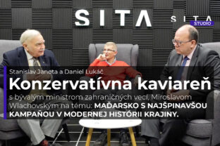 Miroslav Wlachovský v rozhovore s Danielom Lukáčom a Stanislavom Janotom počas nahrávania novej epizódy video podcastu Konzervatívna kaviareň v Štúdiu SITA.