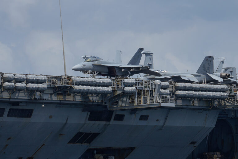 Vojnová loď, USS Nimitz,  Warship