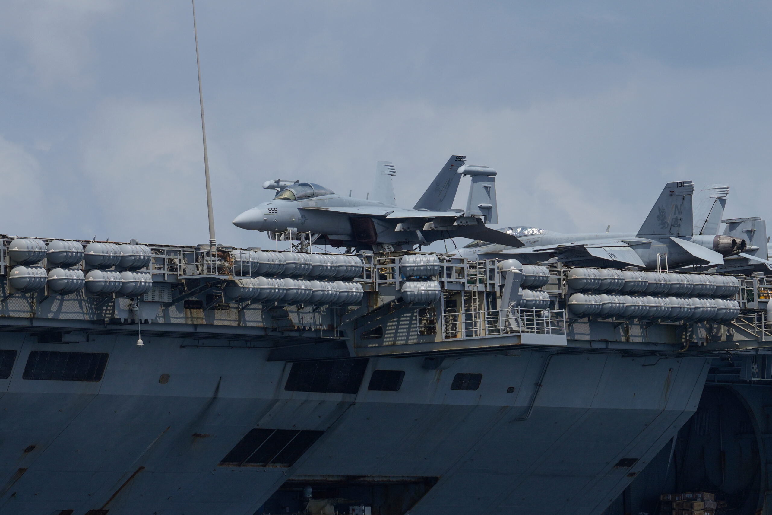 Vojnová loď, USS Nimitz,  Warship