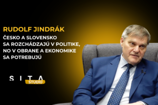 Rudolf Jindrák v rozhovore s Miroslavom Wlachovským počas nahrávania novej epizódy video podcastu Okno do sveta v Štúdiu SITA.