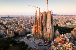 Najvyšší kostol sveta je po 144 rokoch takmer dokončený. Sagrada Família v Barcelone dosiahla svoj vrchol a vstupuje do histórie.