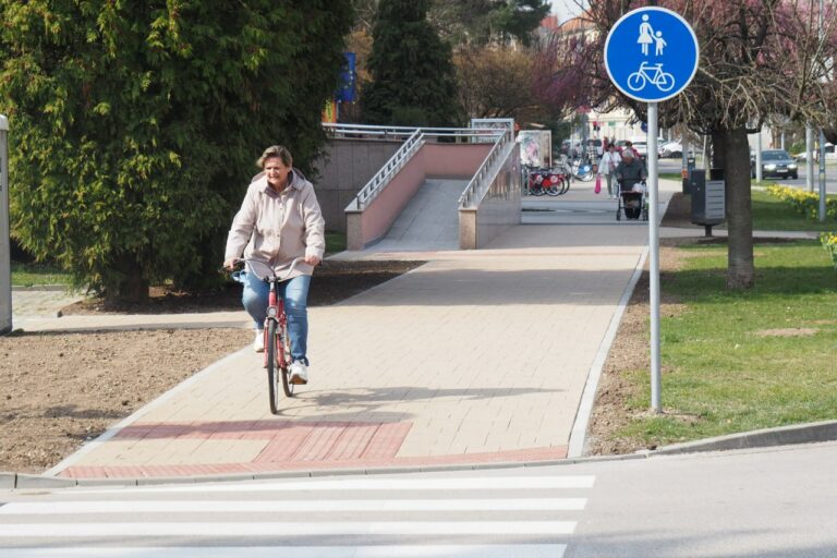 Cyklisti, Senica