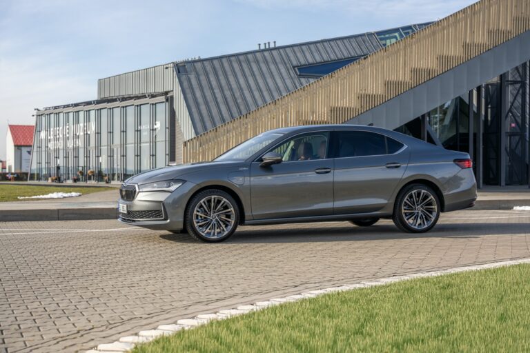 Skoda superb_iv_01.jpg