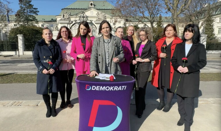 Demokrati, ženy