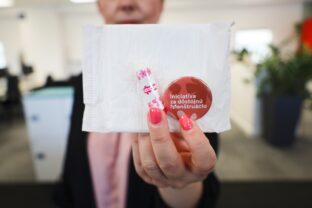Tichý problém tisícok Sloveniek: Tesco spúšťa „Cyklus pomoci“ a upozorňuje na menštruačnú chudobu