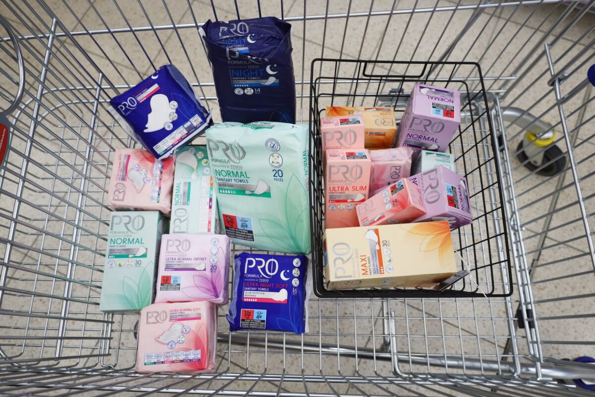 Spoločnosť Tesco predstavila na tlačovej konferencii v Bratislave nový projekt Cyklus pomoci. Z každého zakúpeného produktu menštruačných potrieb Pro Formula venuje 10 centov na pomoc ženám a dievčatám ohrozeným menštruačnou chudobou.