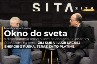 Urban Rusnák v rozhovore s Miroslavom Wlachovským počas nahrávania novej epizódy video podcastu Okno do sveta v  Štúdiu SITA