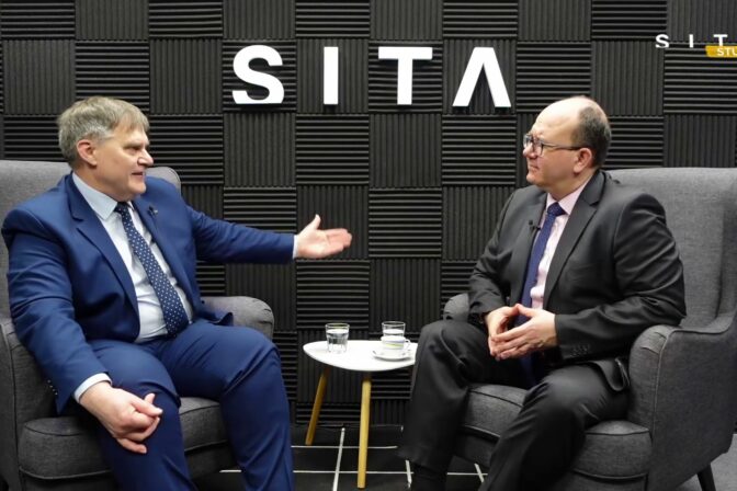 Veľvyslanec ČR Rudolf Jindrák a Miroslav Wlachovský v podcaste Okno do sveta