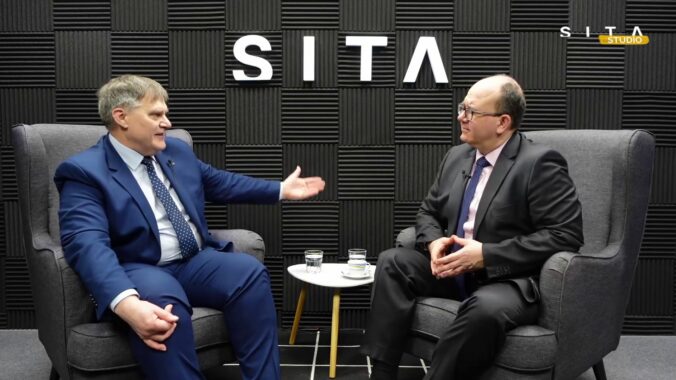Veľvyslanec ČR Rudolf Jindrák a Miroslav Wlachovský v podcaste Okno do sveta