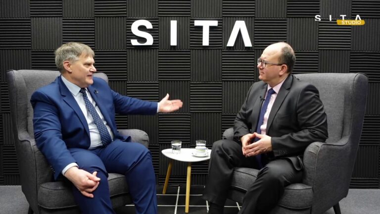 Veľvyslanec ČR Rudolf Jindrák a Miroslav Wlachovský v podcaste Okno do sveta