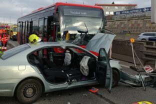 Zrážka autobusu s osobným autom na diaľnici D2 v Bratislave pri zjazde na Patrónku.