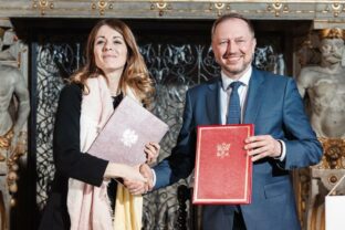 Štátny tajomník Ministerstva energetiky a splnomocnencom vlády pre strategickú energetickú infraštruktúru Wojciech Wrochnom a námestníčka ministra energetiky Francúzska Maud Brégeon