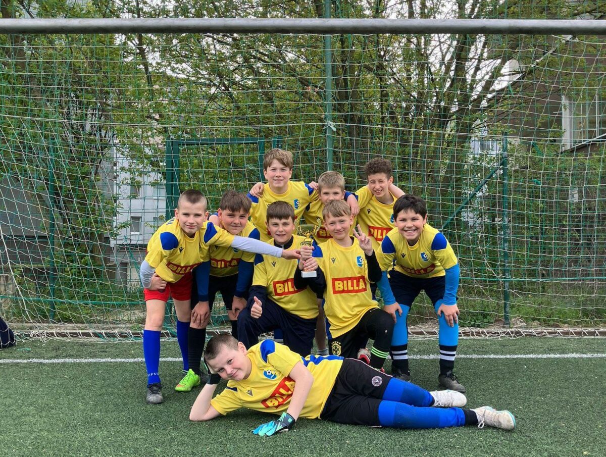 4_aiaci u10 ofk dunajska luona v nov∞ch dresoch.jpg