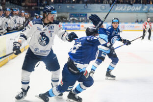 Zľava: Martin Nemčík z HK Poprad a Matej Paulovič z HK Nitra počas počas druhého zápasu semifinále Tipsport ligy 2025/2026. Nitra, 4. apríl 2026.