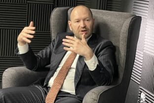Analytik Stanislav Pánis z J&T Banky počas rozhovoru pre SITA v podcaste Má to Filipa.
