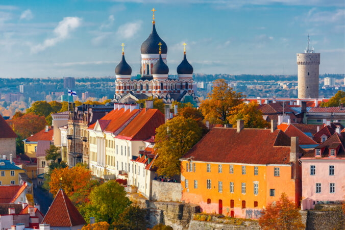 Kopec Toompea s vežou Pikk Hermann a ruskou pravoslávnou katedrálou Alexandra Nevského, pohľad z veže kostola sv. Olafa, Tallinn, Estónsko