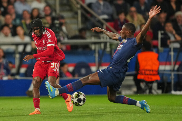 Nuno Mendes (PSG) sa snaží zastaviť Jeremieho Frimponga z FC Liverpool počas prvého štvrťfinálového zápasu Ligy majstrov 2025/2026. Paríž, 8. apríl 2026.